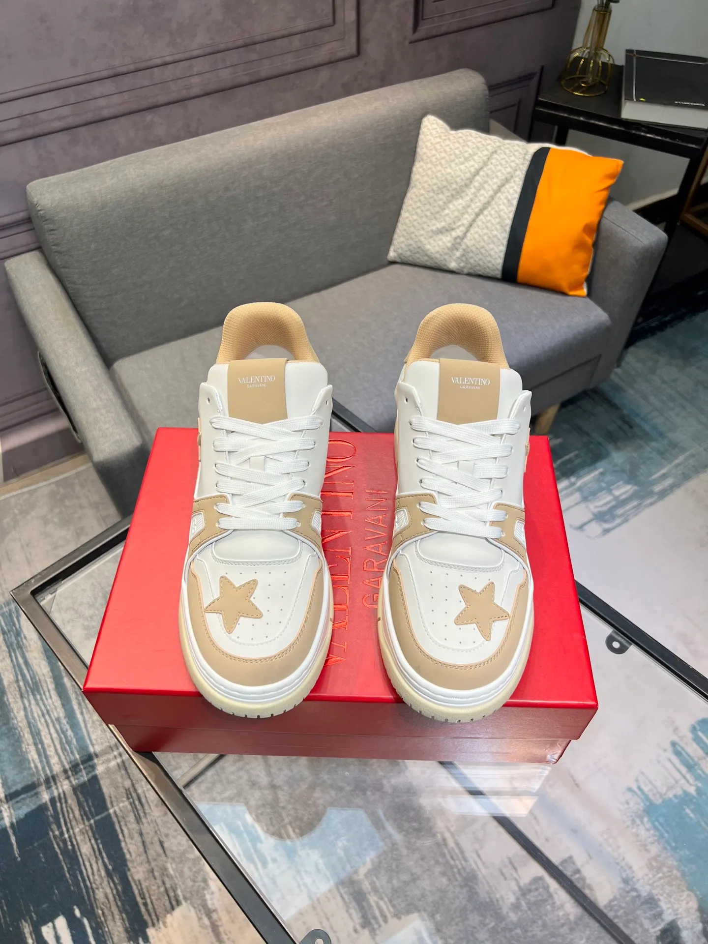 Men's Men's Shoes 💰660 Valentino 2023 early autumn new star shoes are now online! Wang Hedi and Ren Jialun have been worn by many celebrities. Who can refuse the same couple shoes as Wang Hedi! The design of Stars Stab My Heart is cool and spicy. The material of the shoes is cowhide, and every color is beautiful! Size 35-40, men’s size 39-44 (women’s 41, men’s 38, 45🉑️customized)